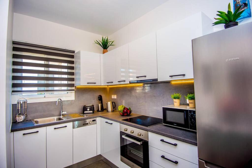 Kuchnia lub aneks kuchenny w obiekcie Avocado villa offering peace and relaxation