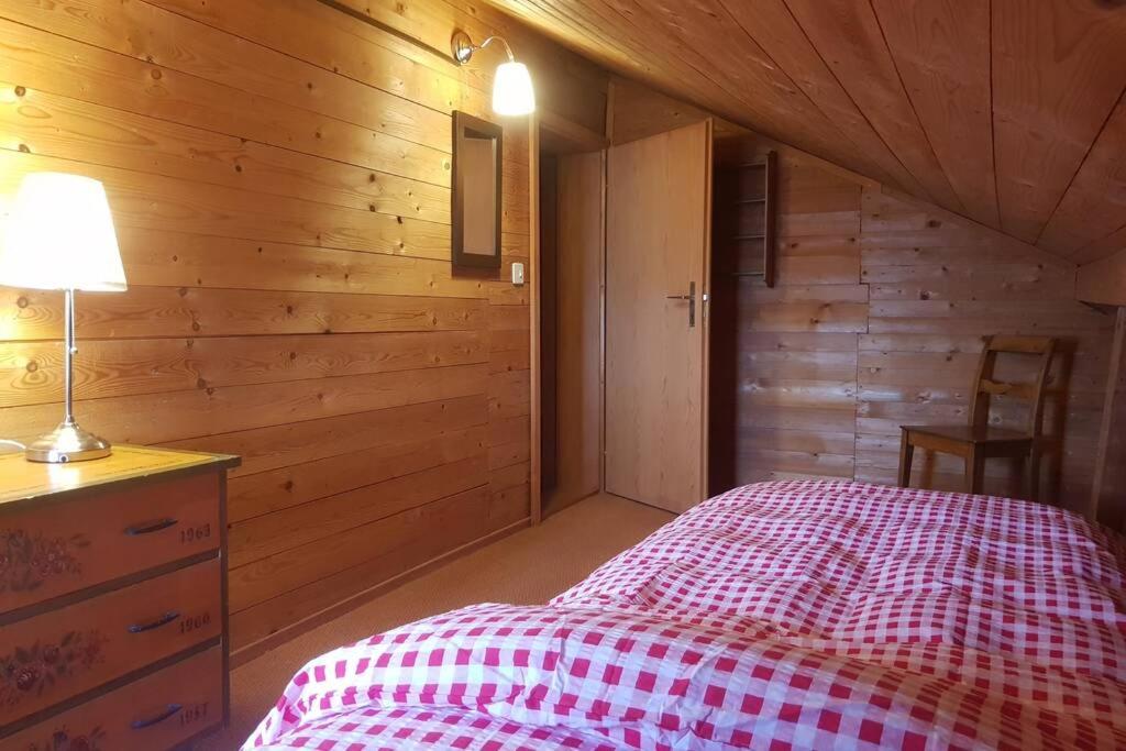 Postel nebo postele na pokoji v ubytování Bauernhaus mit Charme, Traumaussicht und Sauna