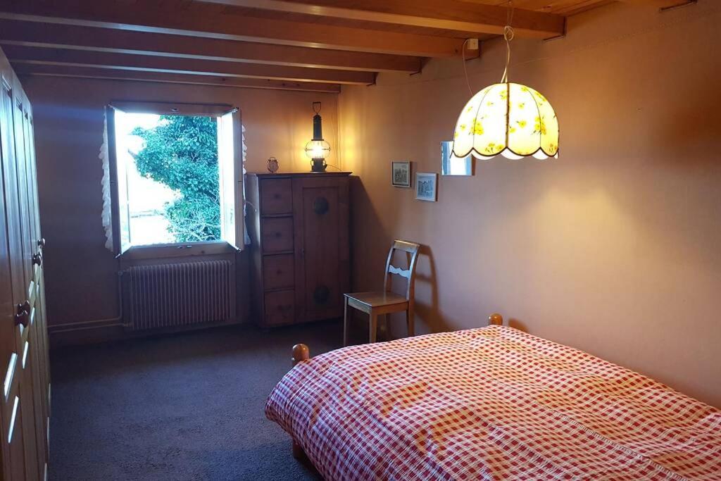 Postel nebo postele na pokoji v ubytování Bauernhaus mit Charme, Traumaussicht und Sauna