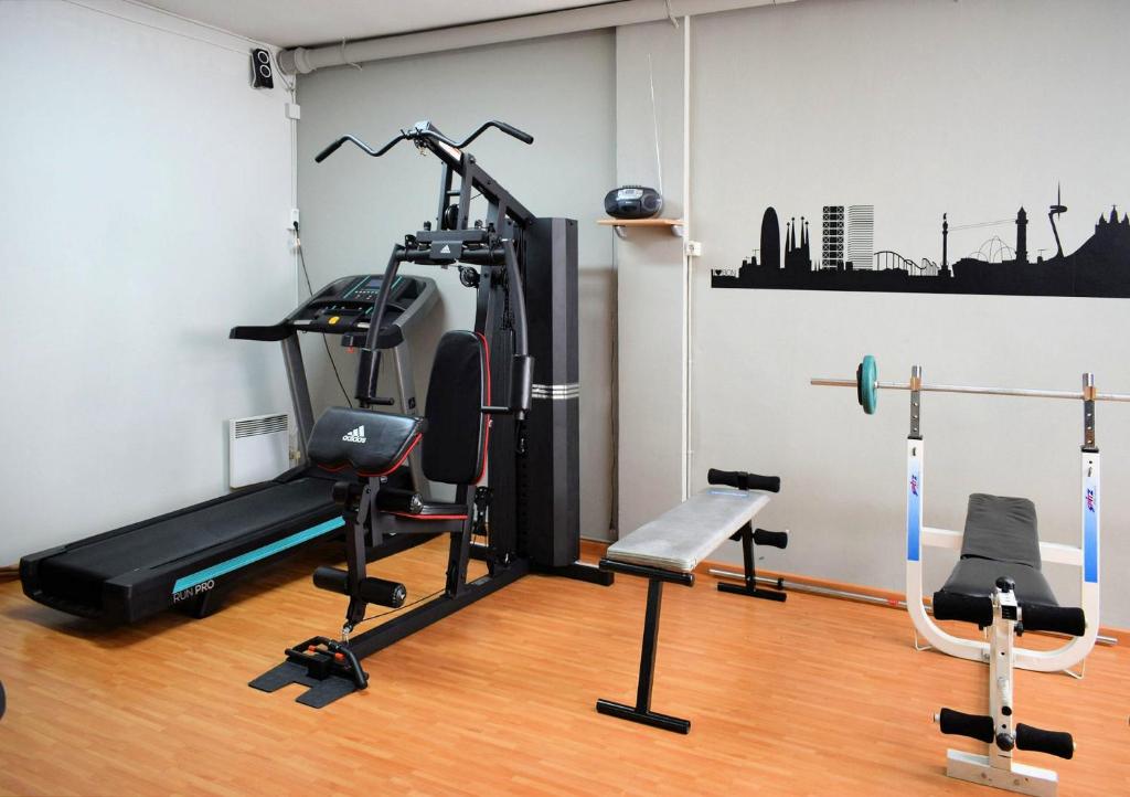 The fitness centre and/or fitness facilities at Aparthotel Bertrán