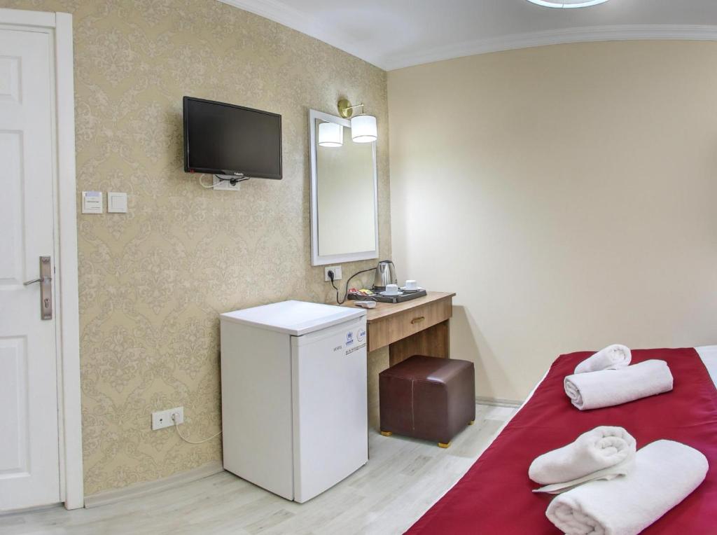 Postel nebo postele na pokoji v ubytování Cihangir Palace Hotel