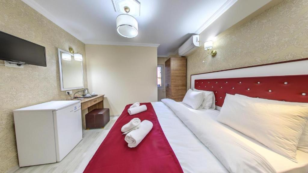 Postel nebo postele na pokoji v ubytování Cihangir Palace Hotel