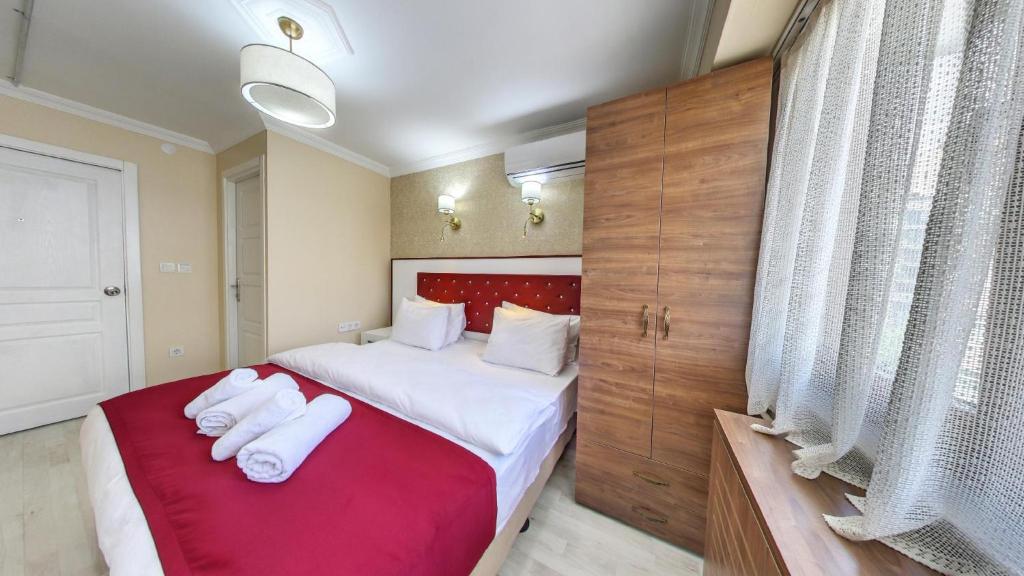 Postel nebo postele na pokoji v ubytování Cihangir Palace Hotel