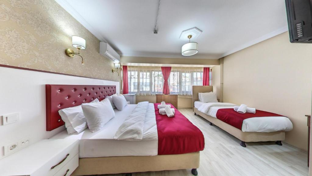 Postel nebo postele na pokoji v ubytování Cihangir Palace Hotel