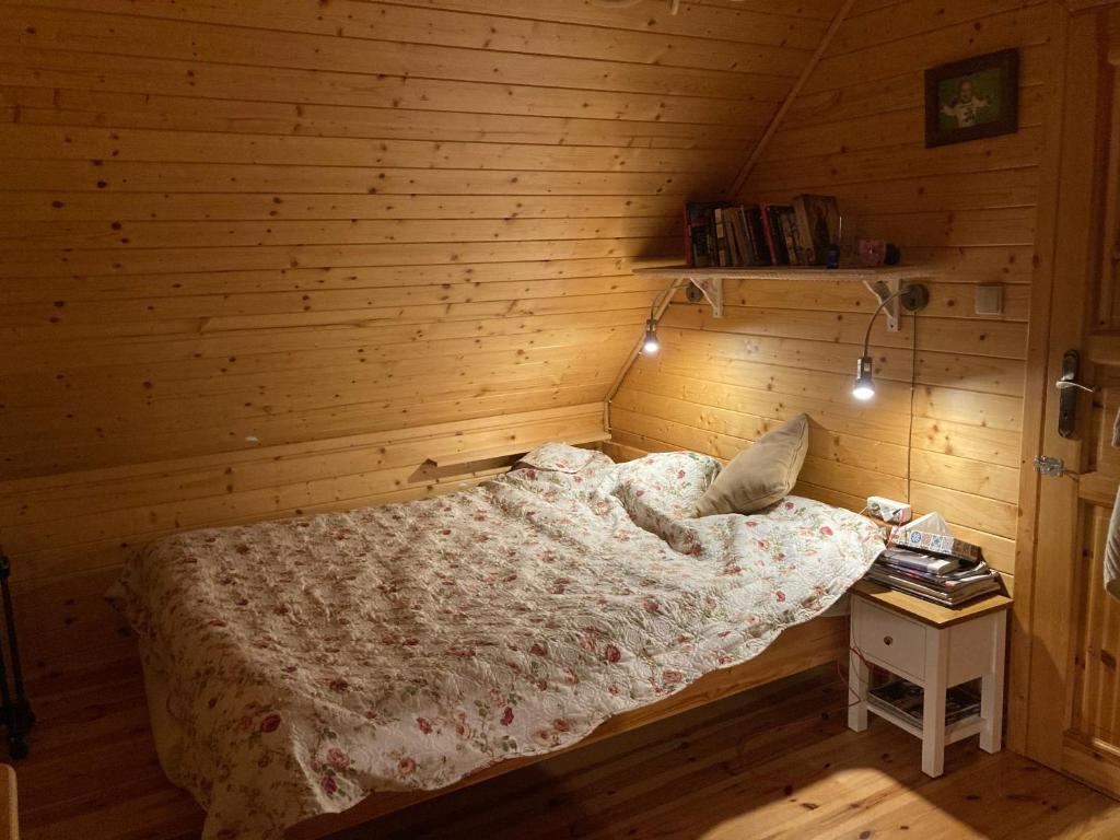 A bed or beds in a room at Zielony Domek z jacuzzi nizsza cena min 4 dni