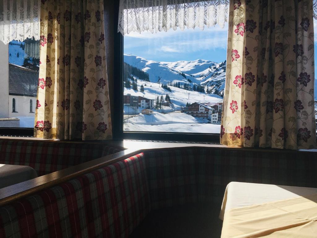 Nespecifikovaný výhled na hory nebo výhled na hory při pohledu z hotelu