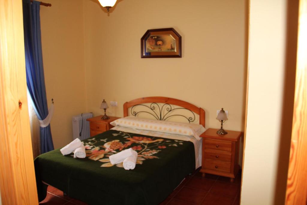 エステポナにあるApartamento Esteponaのベッドルーム1室(緑色のベッドカバー付)
