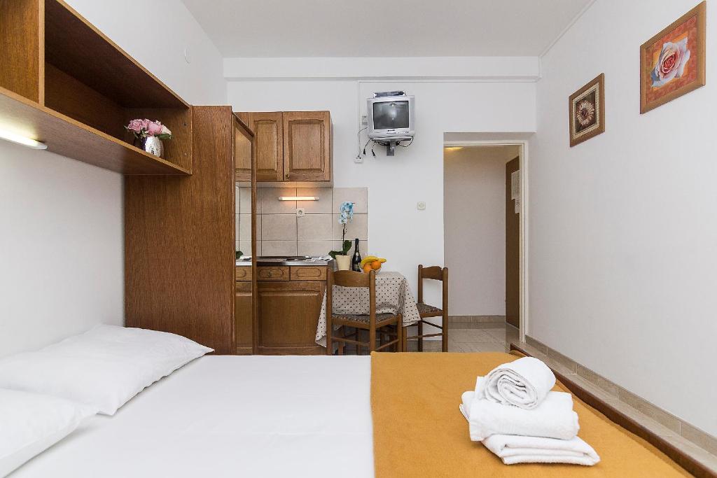 Postel nebo postele na pokoji v ubytování Apartments Erceg