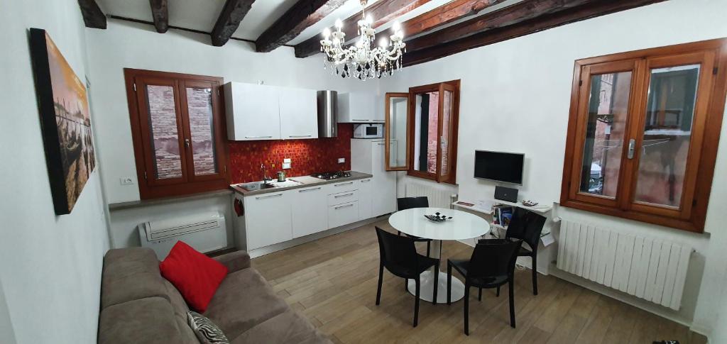 ein Wohnzimmer mit einem Sofa und einem Tisch in der Unterkunft Ca' Venice Canal View in Venedig