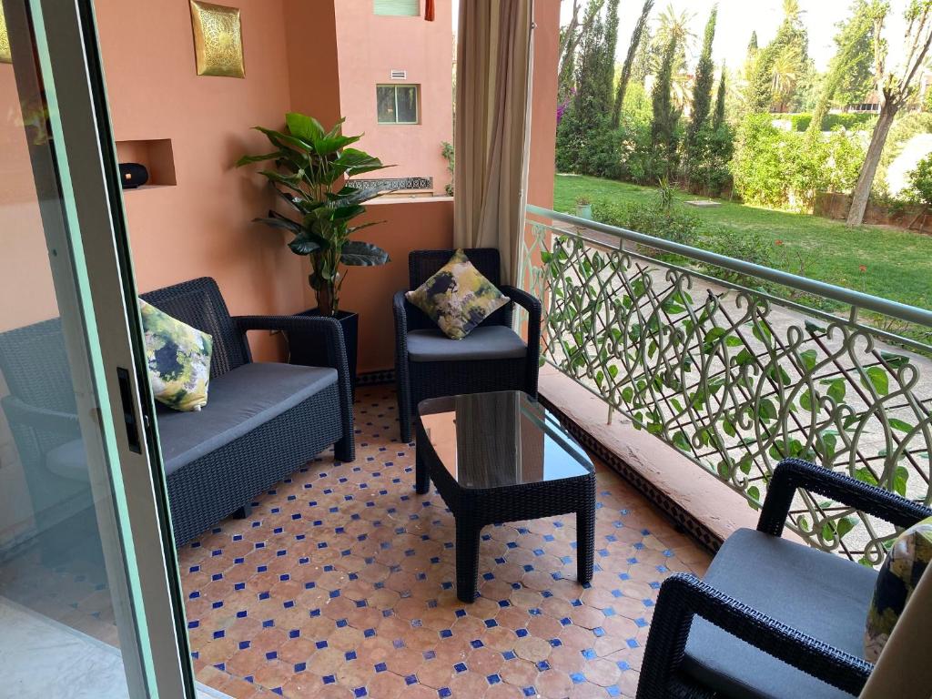 einen Balkon mit Stühlen und einem Tisch auf dem Balkon in der Unterkunft Appartment Rhizlane in Marrakesch