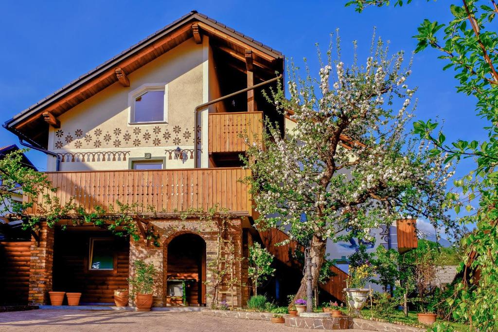 Casa con balcón y árbol en Apartma Koledniki, en Bled