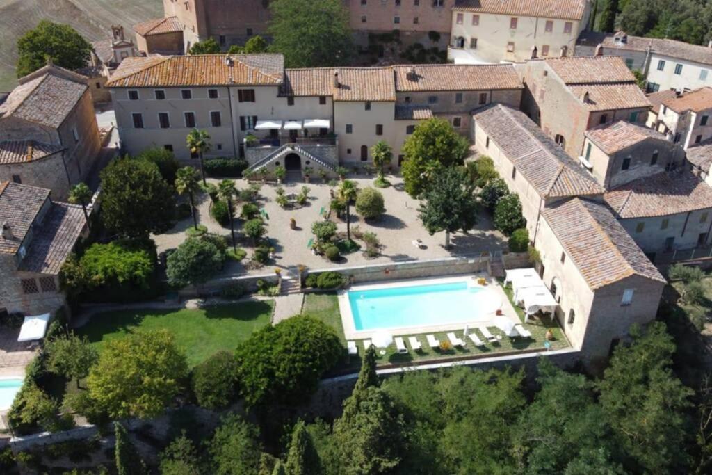 een luchtzicht op een herenhuis met een zwembad bij Villa La Consuma : casa storica in paese, giardino, piscina, WiFi in San Giovanni dʼAsso