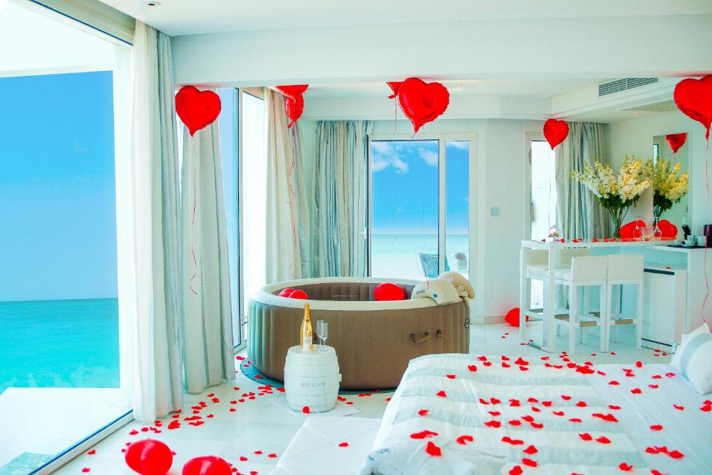 Habitación con cama con corazones rojos en el suelo en La Tour Blanche en Gammarth