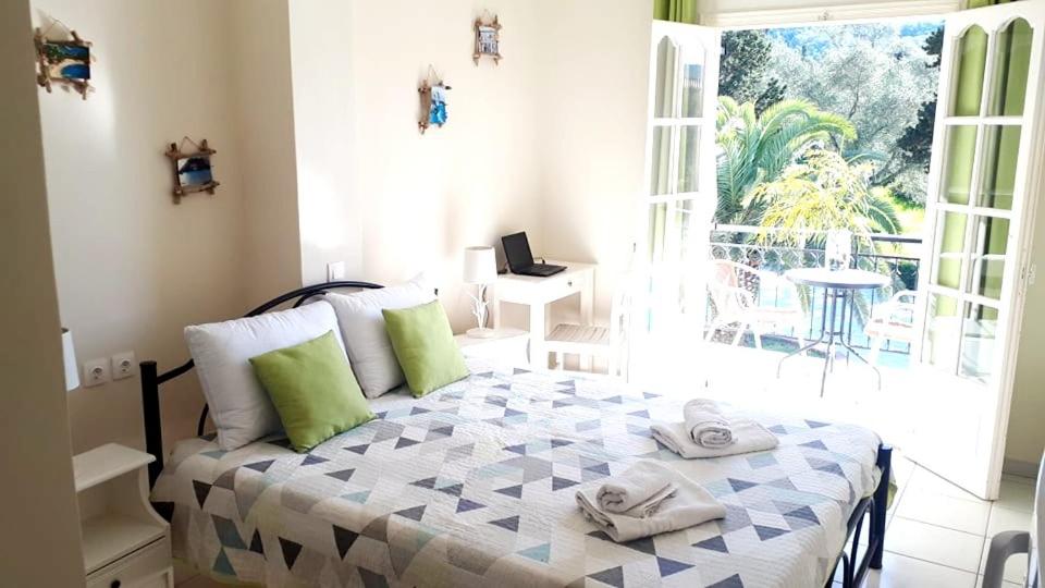 Postel nebo postele na pokoji v ubytování Asprokavos beach apartment and studio