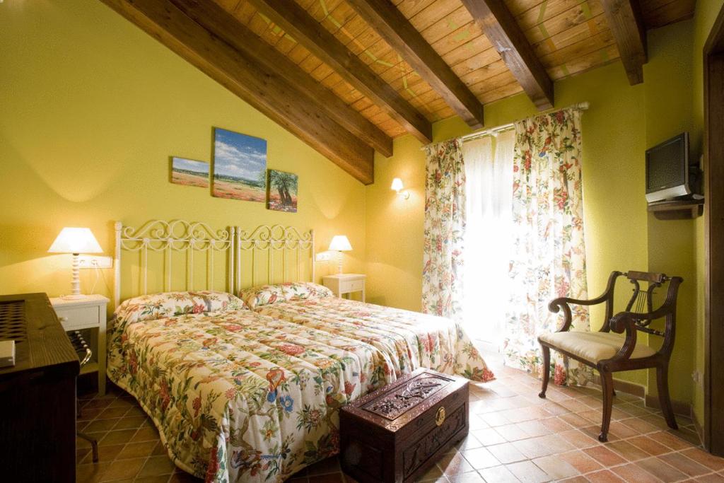 Lova arba lovos apgyvendinimo įstaigoje Hotel Rural El Pilaret