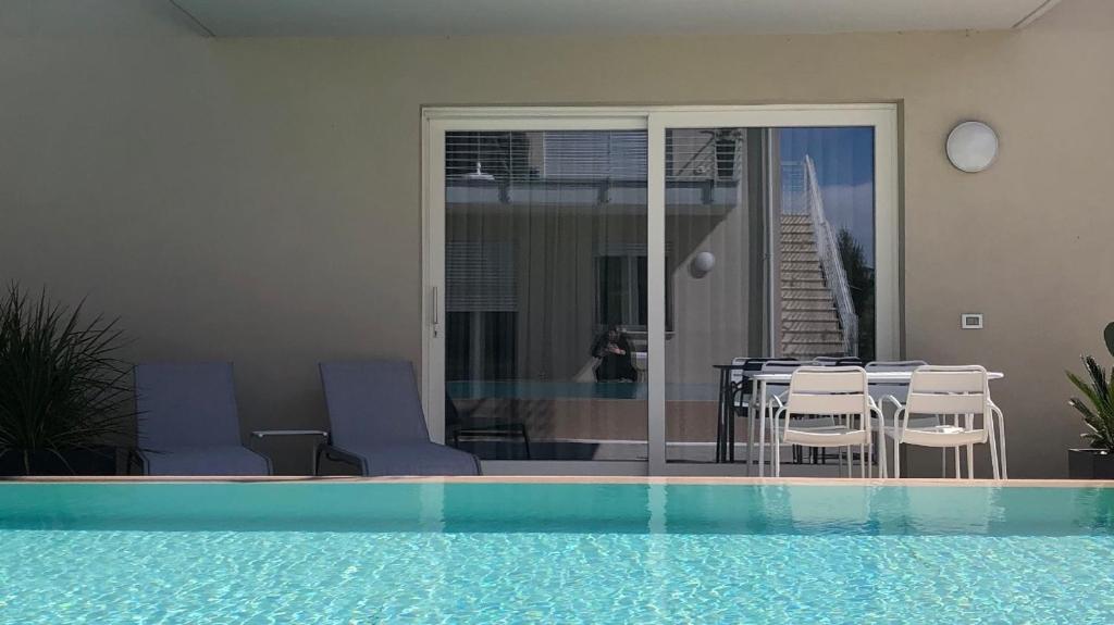 The swimming pool at or close to *CENTRAL LAKESIDE APT*Swimming Pool & Free Parking