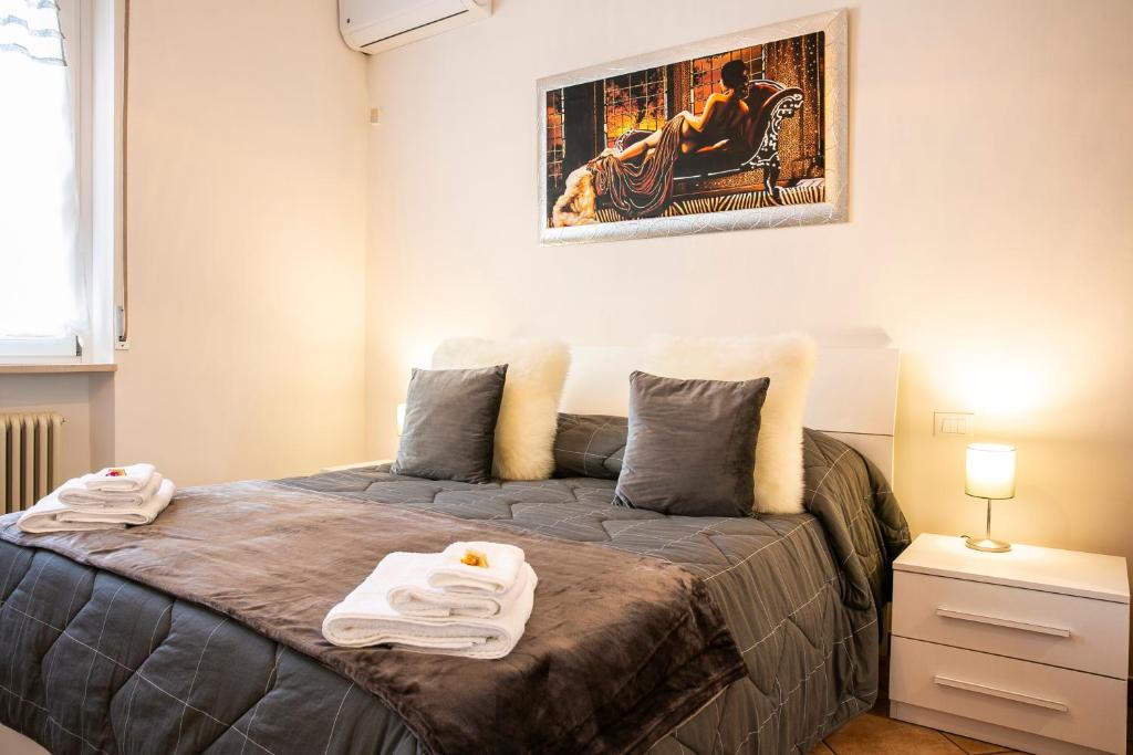 sypialnia z łóżkiem i dwoma ręcznikami na nim w obiekcie Gioviale House Pescara w mieście Pescara