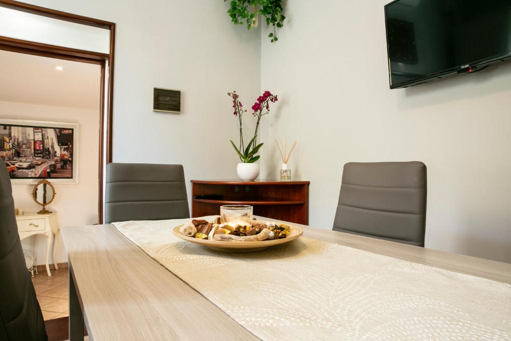 Telewizja i/lub zestaw kina domowego w obiekcie Gioviale House Pescara