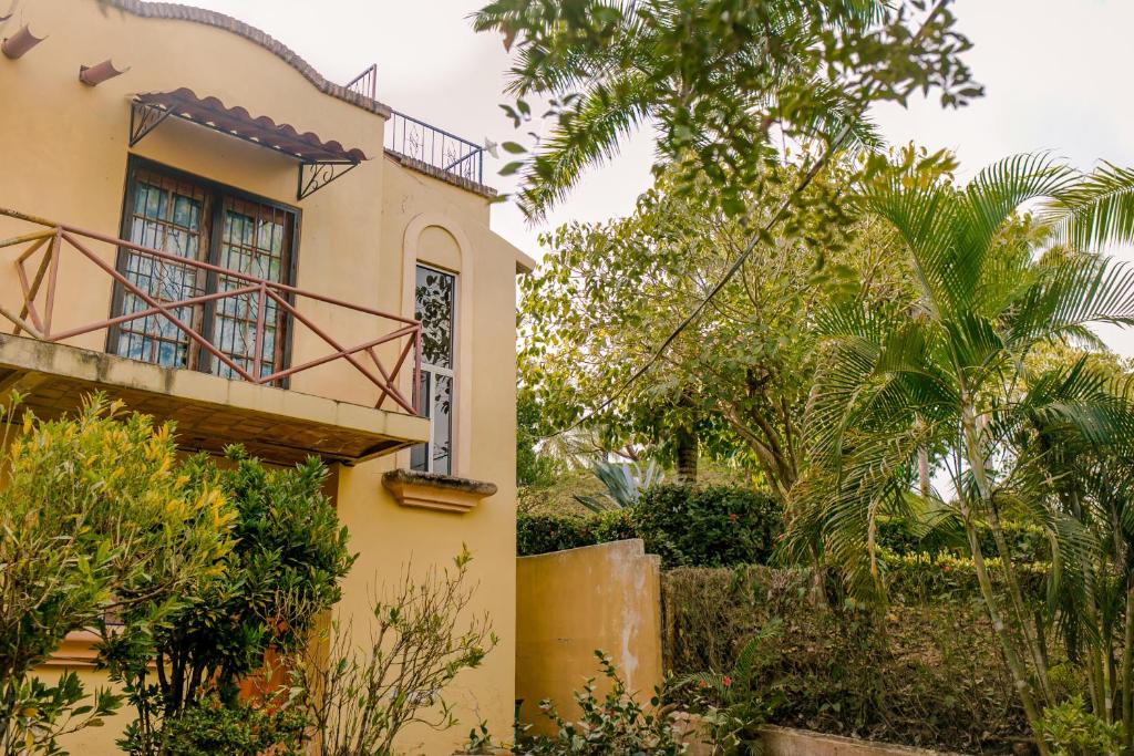 勒德馬可斯的住宿－Casa Sofi & Martín, cozy Mexican home，带阳台和树木的房子