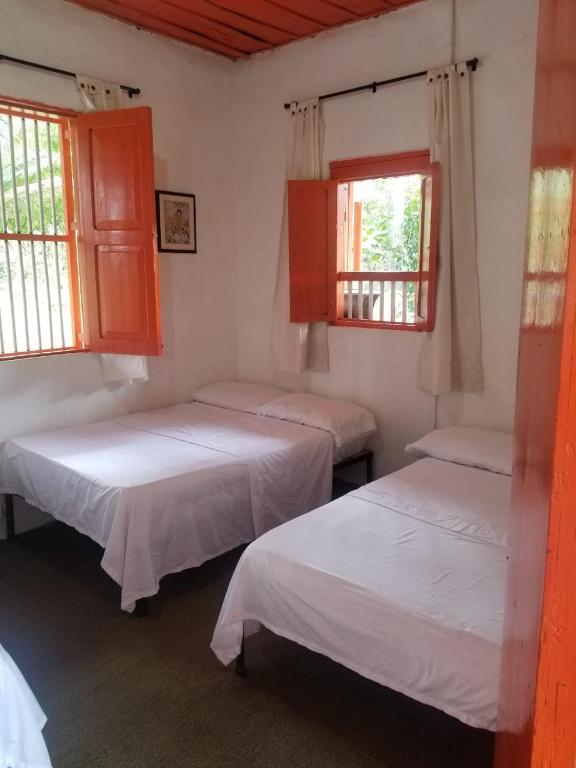 Postel nebo postele na pokoji v ubytování Hostal Rio Arabia - Valle De Cocora HOTEL