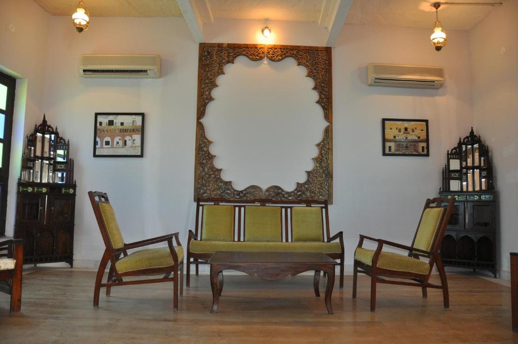Posezení v ubytování Amritara Chandra Mahal Haveli, Bharatpur