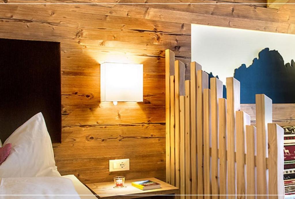 Postel nebo postele na pokoji v ubytování Hotel Chalet Dolomites
