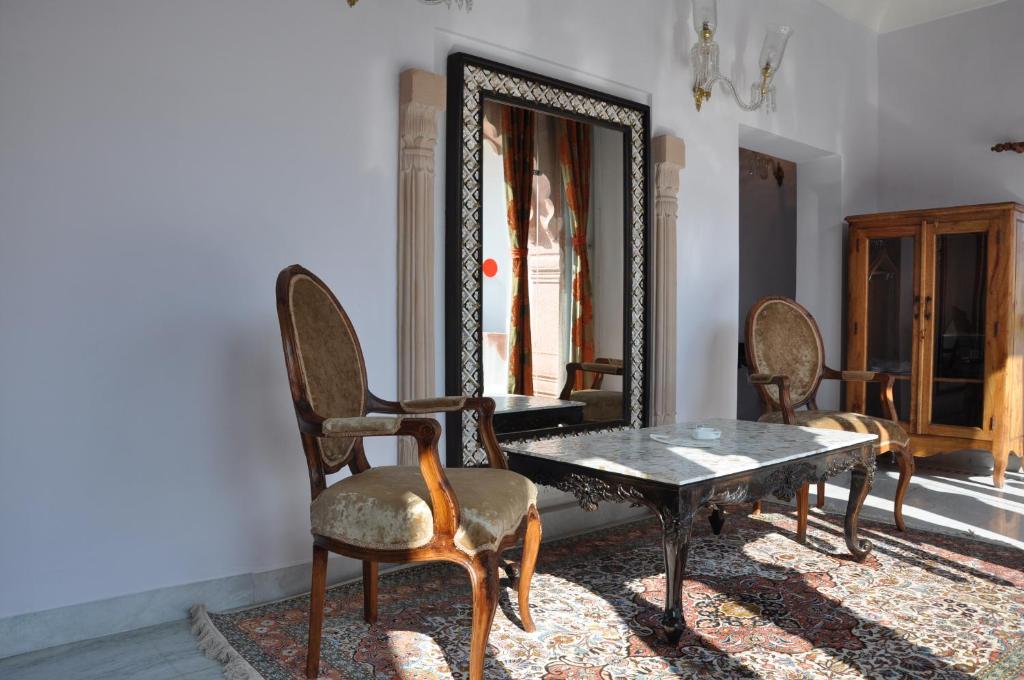 Posezení v ubytování Amritara Chandra Mahal Haveli, Bharatpur