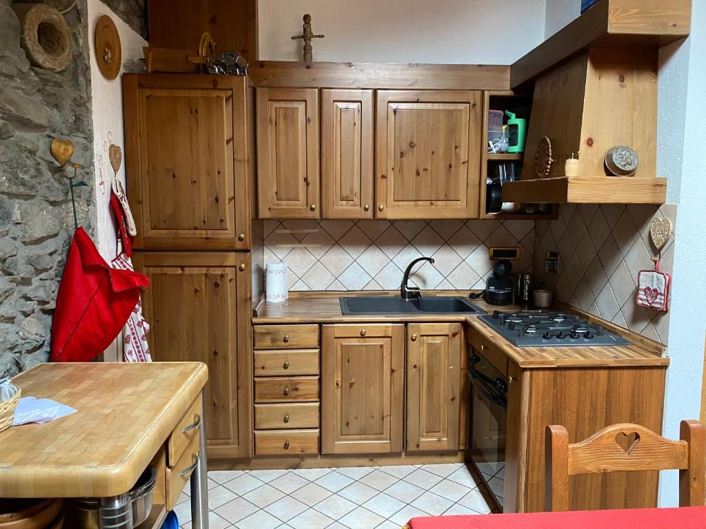 Kuchyňa alebo kuchynka v ubytovaní Chalet Cretaz