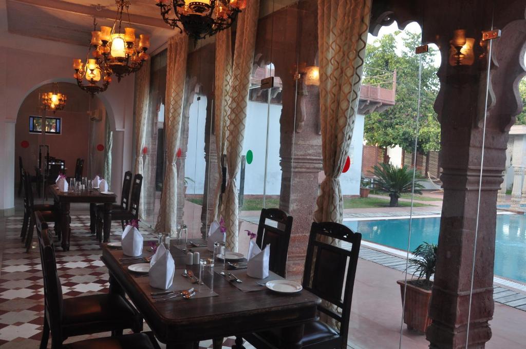 Bazén v ubytování Amritara Chandra Mahal Haveli, Bharatpur nebo v jeho okolí