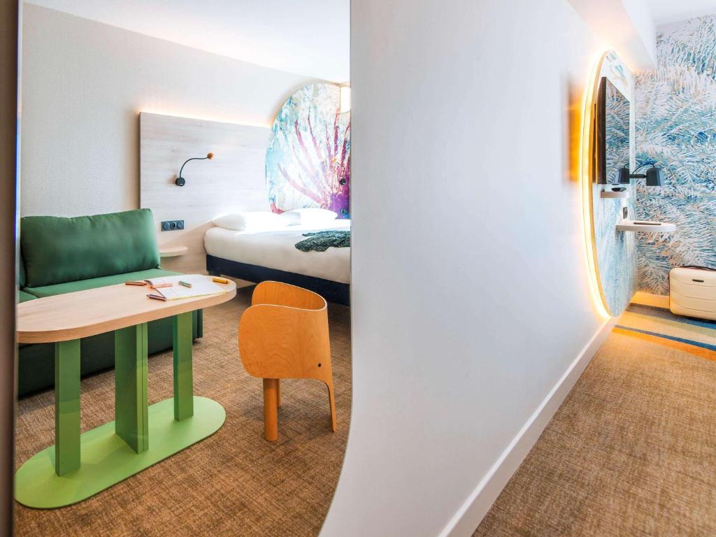 Postel nebo postele na pokoji v ubytování ibis Styles Antibes