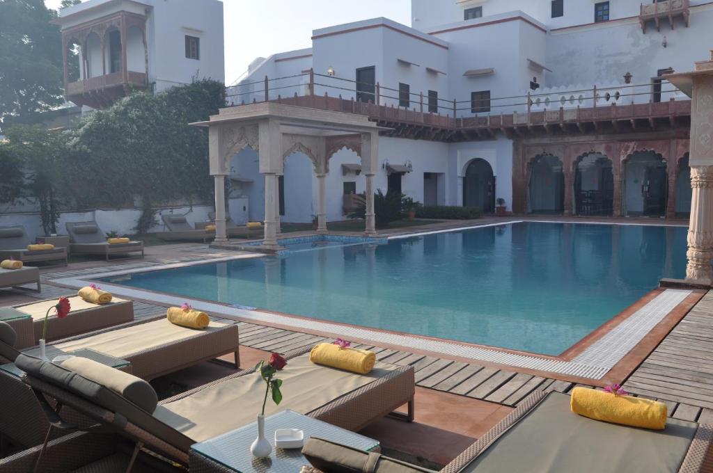 Bazén v ubytování Amritara Chandra Mahal Haveli, Bharatpur nebo v jeho okolí