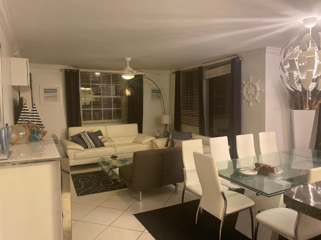 Posezení v ubytování The Nautical! Amazing 3Bed 2Bath Apartment at Aventura Yacht Club