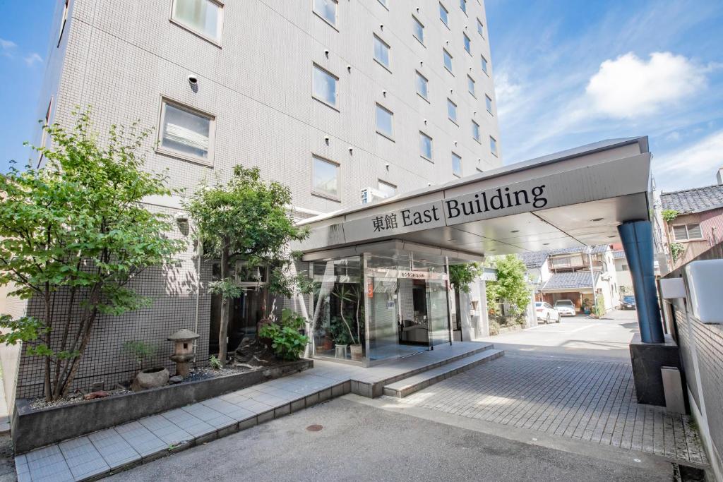 un bâtiment avec un panneau indiquant le bâtiment est dans l'établissement Kanazawa Central Hotel Annex, à Kanazawa