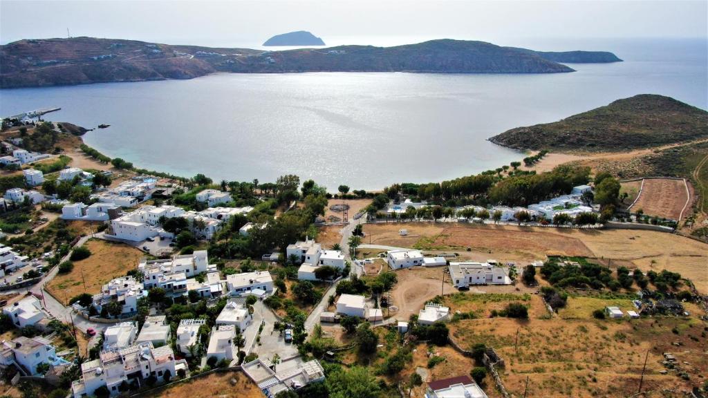 een luchtzicht op een kleine stad naast een waterlichaam bij Serifos Sunset in Livadakia