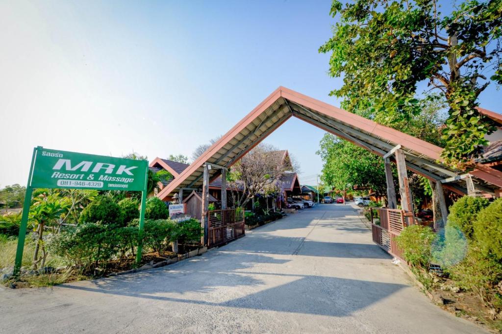 華富里的住宿－MRK Resort & Massage，路标上的桥梁