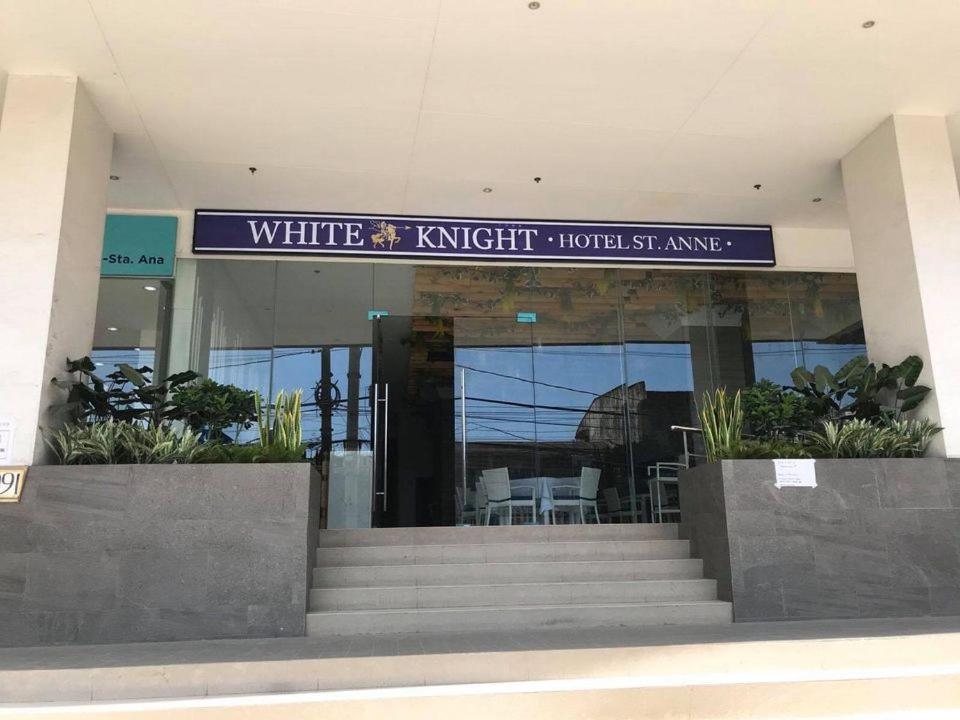 budynek z białym hotelem rycerskim i znakiem w obiekcie White Knight Hotel Saint Anne w mieście Manila