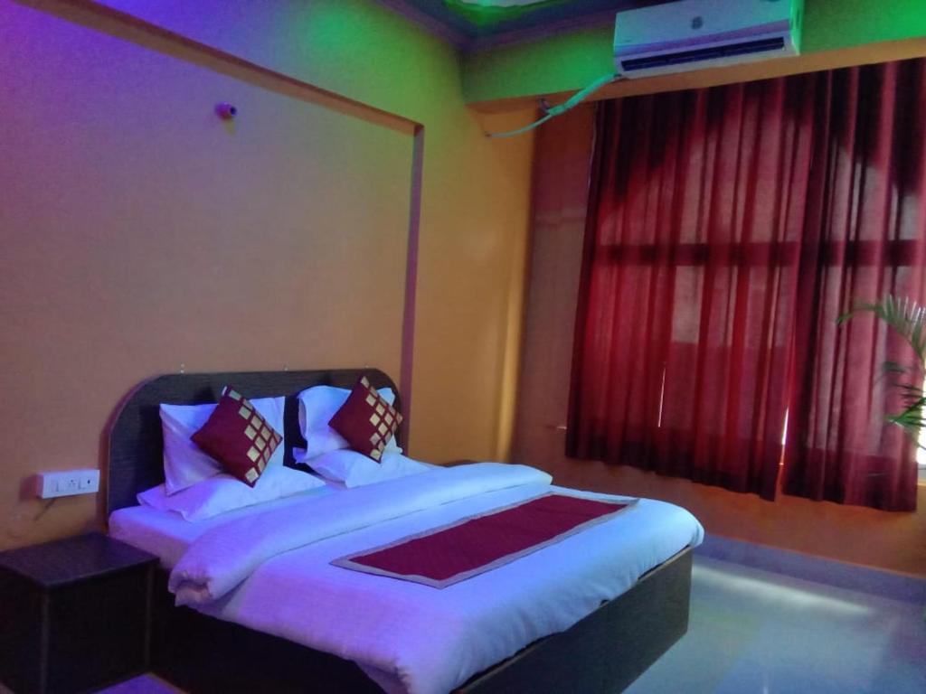sypialnia z łóżkiem i dużym oknem w obiekcie Vamoose Raj Palace w mieście Bharatpur