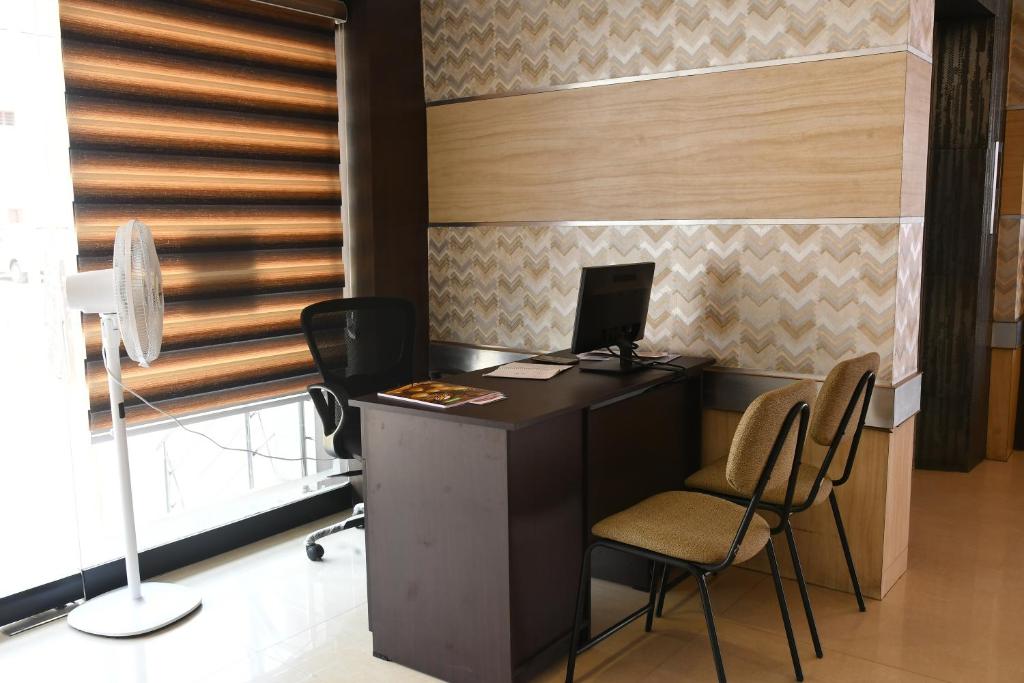 TV a/nebo společenská místnost v ubytování ADVAITHA RESIDENCY
