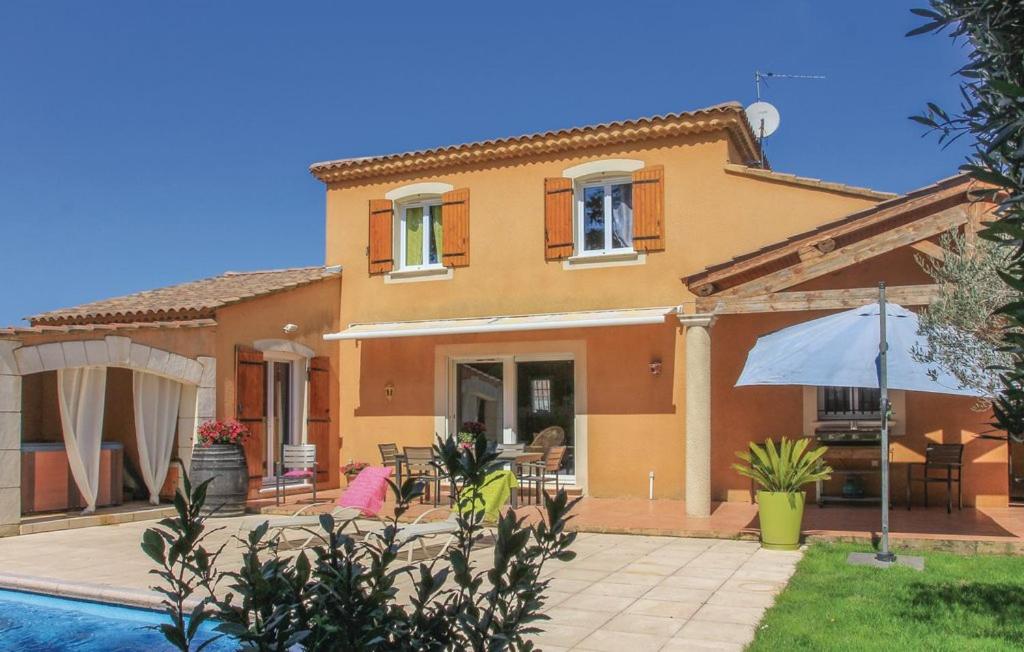 una casa con piscina frente a ella en VILLA FLAMENCA - piscine chauffée en Châteaurenard