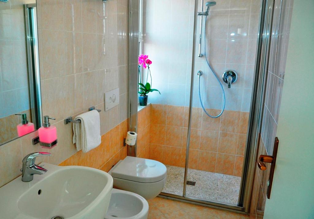 A bathroom at Hotel Lugano