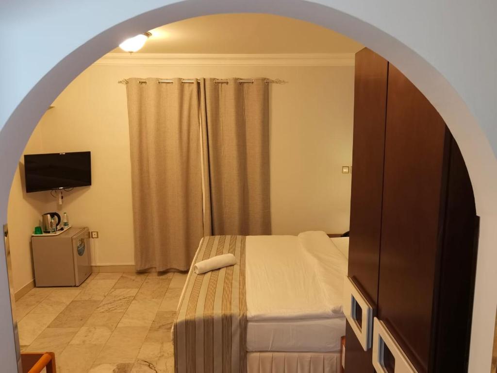 Postel nebo postele na pokoji v ubytování Al Ghubrah Plaza Hotel