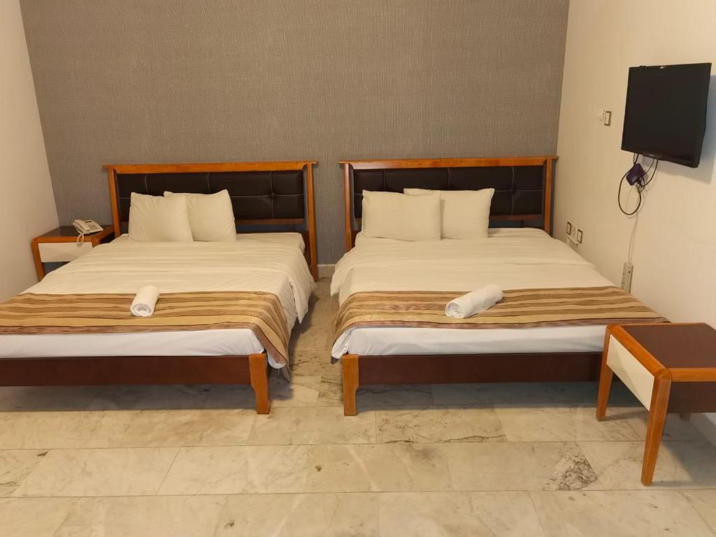 Postel nebo postele na pokoji v ubytování Al Ghubrah Plaza Hotel