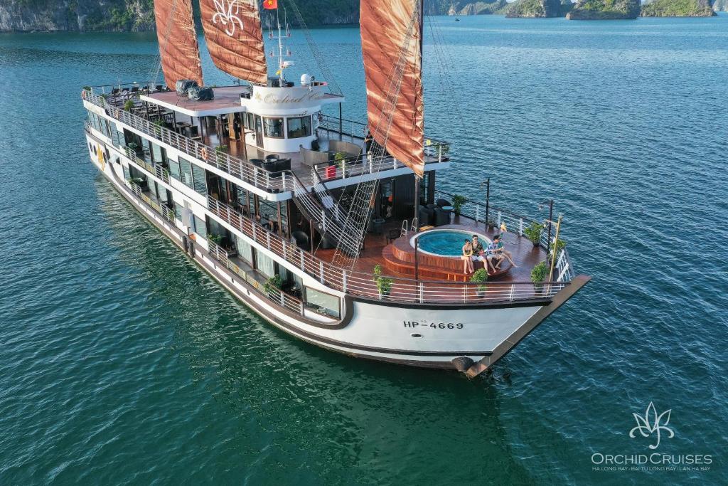 um grande barco flutuando na água em Orchid Classic Cruise em Ha Long