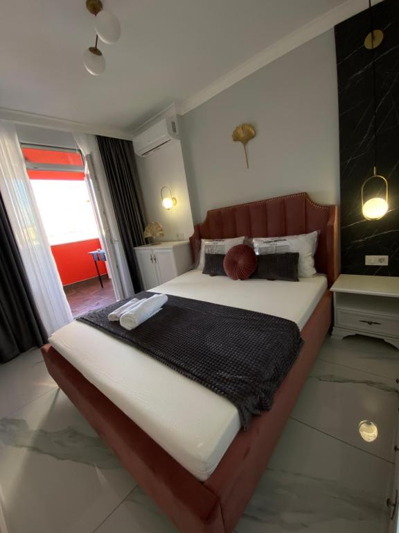 - une chambre avec un grand lit dans l'établissement Marble Apartments, à Oradea