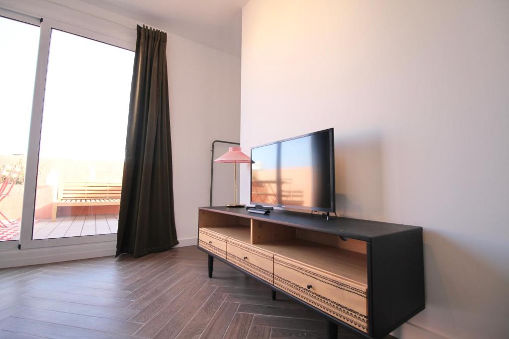 A television and/or entertainment centre at Atic Port Experience