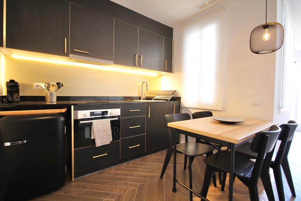 A kitchen or kitchenette at Atic Port Experience