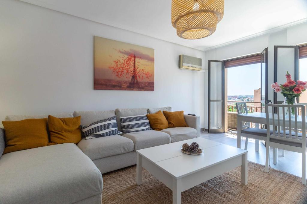 a living room with a couch and a table at Los Tilos Apartamento con garaje in Zamora