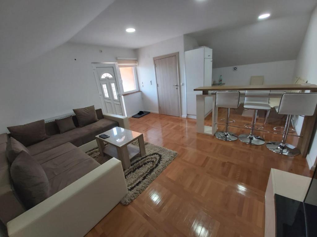 Aska Apartments Vrnjacka Banja - Three-Bedroom House