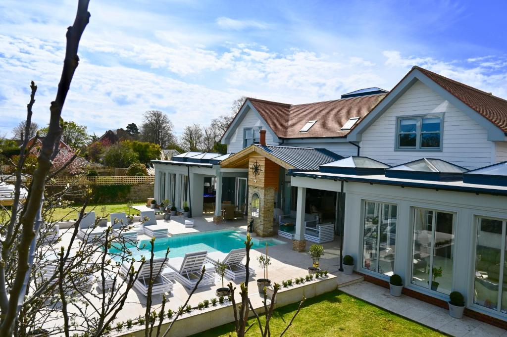 Gallery image of Luxury Five Star, Hampton House With Heated Pool in Bembridge