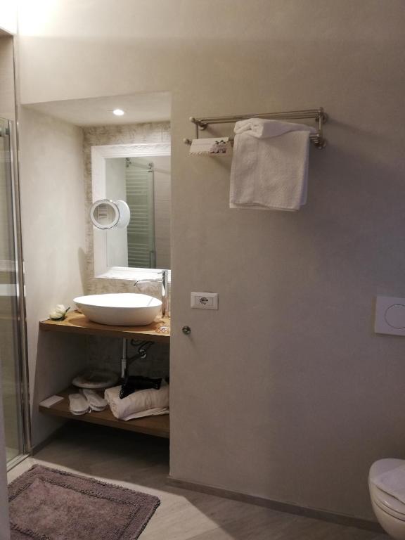 A bathroom at Blue House Varenna